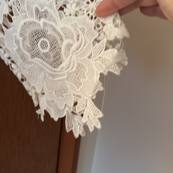 This top is beautiful, never worn. It’s O/S,22 in. across, 22in top to bottom - Picture 3 of 4